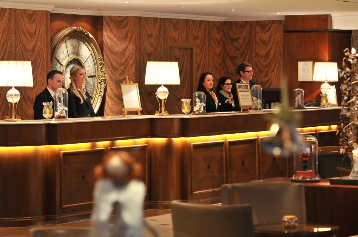 Photo placeholder representing a tidy common area or lobby seating